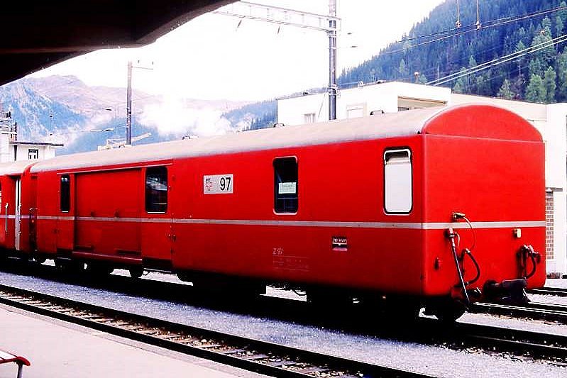 RhB - Z 97 am 02.10.1990 in Davos Platz - Postwagen 4-achsig mit 1 offenen Plattform - �bernahme: 27.11.1969 - SWS - Fahrzeuggewicht 17,00t - Zuladung 9,00t - L�P 16,87m - zul�ssige Geschwindigkeit = 90 km/h - �3=28.07.1982 - Lebenslauf: ex Z� 97 - 1969 Z 97 - 1996 Z� 97 - 11/2001 Z 13097 - 03/2005 Xak 9458
