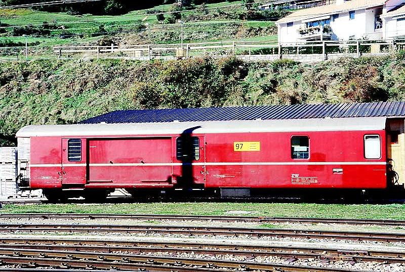 RhB - Z� 97 am 07.10.1999 in Scuol - Postwagen 4-achsig mit 1 offenen Plattform - �bernahme: 27.11.1969 - SWS - Fahrzeuggewicht 17,00t - Zuladung 9,00t - L�P 16,87m - zul�ssige Geschwindigkeit = 90 km/h - �3=28.07.1982 - Lebenslauf: ex Z� 97 - 1969 Z 97 - 1996 Z� 97 - 11/2001 Z 13097 - 03/2005 Xak 9458
