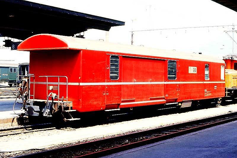 RhB - Z� 98 am 13.05.1991 in Chur - Postwagen 4-achsig mit 1 offenen Plattform - �bernahme: 27.11.1969 - SWS - Fahrzeuggewicht 17,00t - Zuladung 9,00t - L�P 16,87m - zul�ssige Geschwindigkeit = 90 km/h - �2=23.04.1991 - Lebenslauf: ex Z� 98 - 06/1996 Z 13098 - 01/2005 Xak 9459
