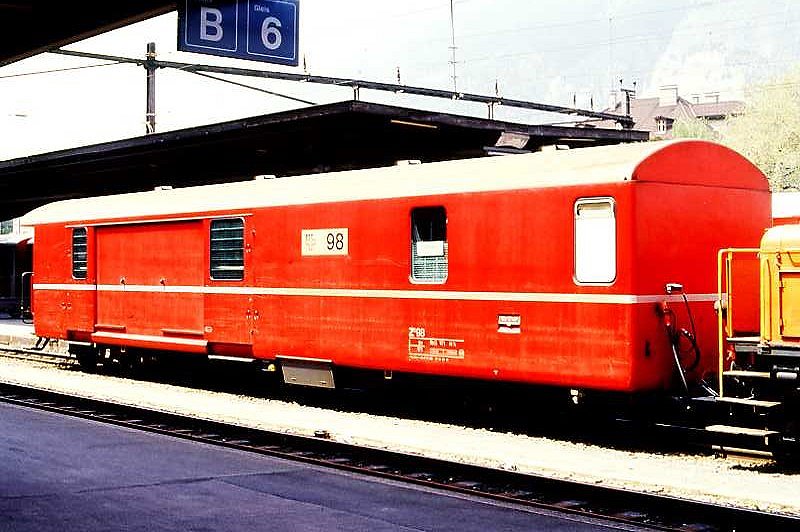 RhB - Z� 98 am 13.05.1991 in Chur - Postwagen 4-achsig mit 1 offenen Plattform - �bernahme: 27.11.1969 - SWS - Fahrzeuggewicht 17,00t - Zuladung 9,00t - L�P 16,87m - zul�ssige Geschwindigkeit = 90 km/h - �2=23.04.1991 - Lebenslauf: ex Z� 98 - 06/1996 Z 13098 - 01/2005 Xak 9459
