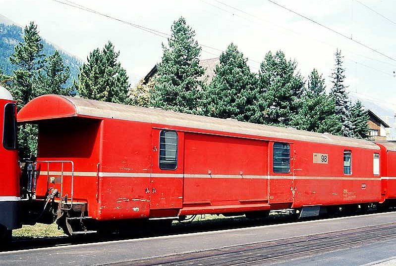 RhB - Z� 98 am 07.09.1994 in Celerina - Postwagen 4-achsig mit 1 offenen Plattform - �bernahme: 27.11.1969 - SWS - Fahrzeuggewicht 17,00t - Zuladung 9,00t - L�P 16,87m - zul�ssige Geschwindigkeit = 90 km/h - �2=23.04.1991 - Lebenslauf: ex Z� 98 - 06/1996 Z 13098 - 01/2005 Xak 9459
