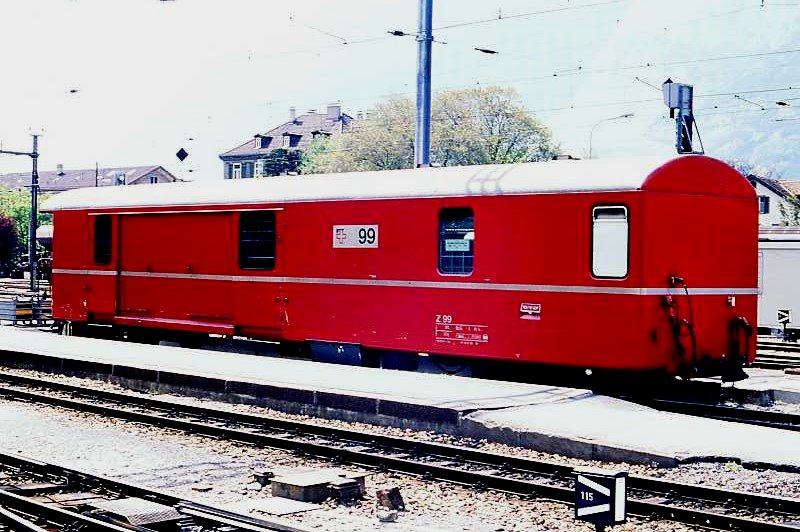RhB - Z 99 am 20.05.1991 in Chur - Postwagen 4-achsig mit 1 offenen Plattform - �bernahme: 09.12.1969 - SWS - Fahrzeuggewicht 17,00t - Zuladung 9,00t - L�P 16,87m - zul�ssige Geschwindigkeit = 90 km/h - Lebenslauf: ex Z 99 - 1994 Z� 99 - 02/2005 Xak 9460
