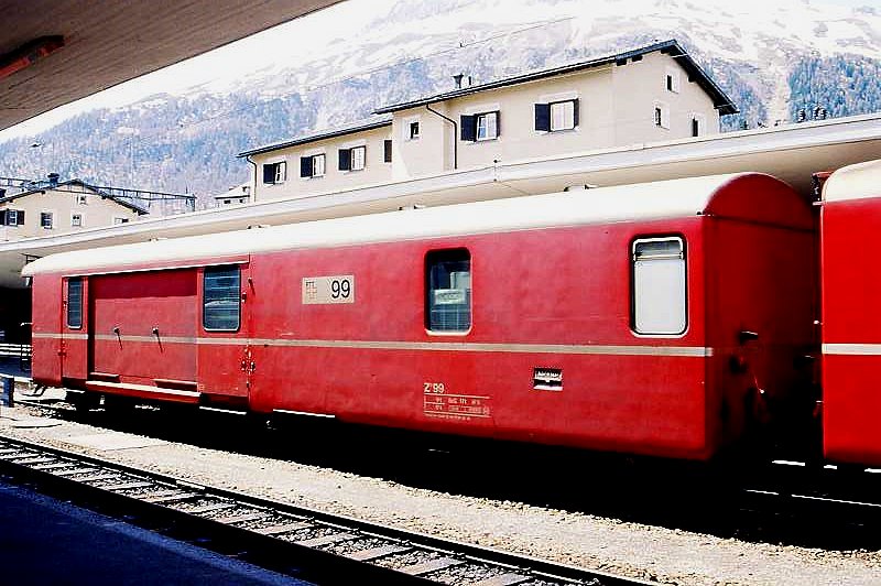 RhB - Z� 99 am 10.05.1994 in Samedan - Postwagen 4-achsig mit 1 offenen Plattform - �bernahme: 09.12.1969 - SWS - Fahrzeuggewicht 17,00t - Zuladung 9,00t - L�P 16,87m - zul�ssige Geschwindigkeit = 90 km/h - �2=24.03.1992 - Lebenslauf: ex Z 99 - 1994 Z� 99 - 02/2005 Xak 9460
