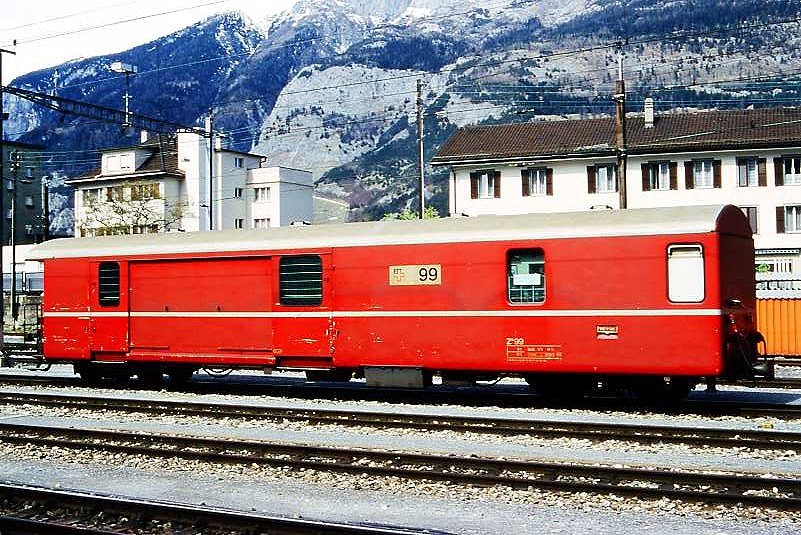 RhB - Z� 99 am 11.04.1998 in Chur - Postwagen 4-achsig mit 1 offenen Plattform - �bernahme: 09.12.1969 - SWS - Fahrzeuggewicht 17,00t - Zuladung 9,00t - L�P 16,87m - zul�ssige Geschwindigkeit = 90 km/h - �2=24.03.1992 - Lebenslauf: ex Z 99 - 1994 Z� 99 - 02/2005 Xak 9460
