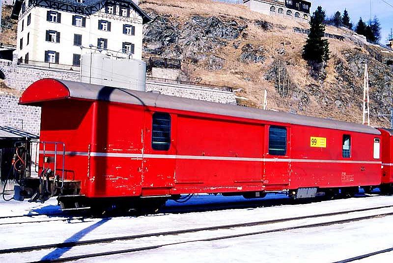 RhB - Z� 99 am 26.02.2000 in St.Moritz - Postwagen 4-achsig mit 1 offenen Plattform - �bernahme: 09.12.1969 - SWS - Fahrzeuggewicht 17,00t - Zuladung 9,00t - L�P 16,87m - zul�ssige Geschwindigkeit = 90 km/h - �2=24.03.1992 - Lebenslauf: ex Z 99 - 1994 Z� 99 - 02/2005 Xak 9460
