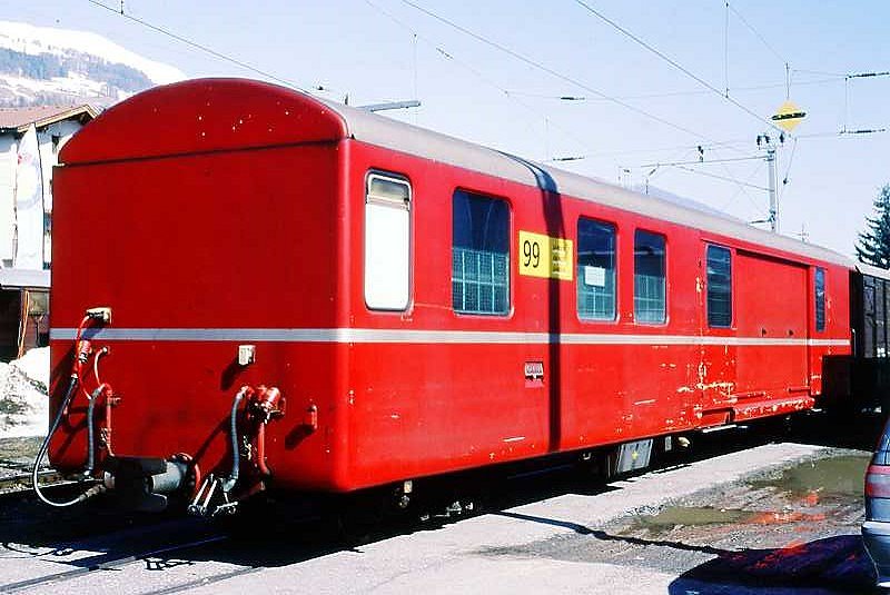 RhB - Z� 99 am 13.03.2000 in Scuol - Postwagen 4-achsig mit 1 offenen Plattform - �bernahme: 09.12.1969 - SWS - Fahrzeuggewicht 17,00t - Zuladung 9,00t - L�P 16,87m - zul�ssige Geschwindigkeit = 90 km/h - �2=24.03.1992 - Lebenslauf: ex Z 99 - 1994 Z� 99 - 02/2005 Xak 9460
