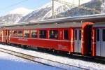 RhB - B 2464 am 13.12.2007 in Samedan - 2.Klasse verk�rzter Einheitspersonenwagen (Typ III) f�r Bernin-Express, urspr�nglich mit braunen Fensterband  - �bernahme 16.06.1983 - FFA/SWP - Fahrzeuggewicht
