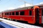 RhB - B 2493 am 13.12.2007 in Samedan - 2.Klasse verk�rzter Einheitspersonenwagen (Typ IV) f�r Bernin-Express, urspr�nglich mit braunen Fensterband  - �bernahme 13.11.1992 - SWA - Fahrzeuggewicht