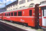 RhB - B 2496 am 25.08.2008 in St.Moritz - 2.Klasse verk�rzter Einheitspersonenwagen (Typ IV) f�r Bernin-Express, urspr�nglich mit braunen Fensterband  - �bernahme 04.12.1992 - SWA - Fahrzeuggewicht
